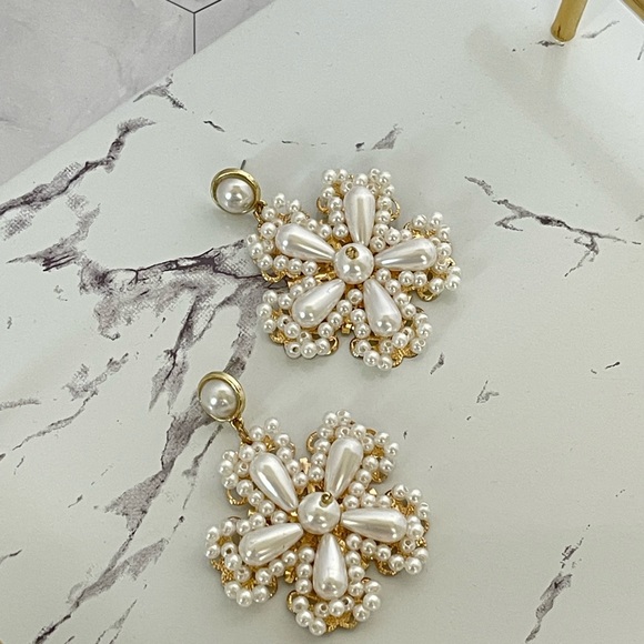 Zara Gold tone flower peal dangle earrings NEW - Picture 3 of 4